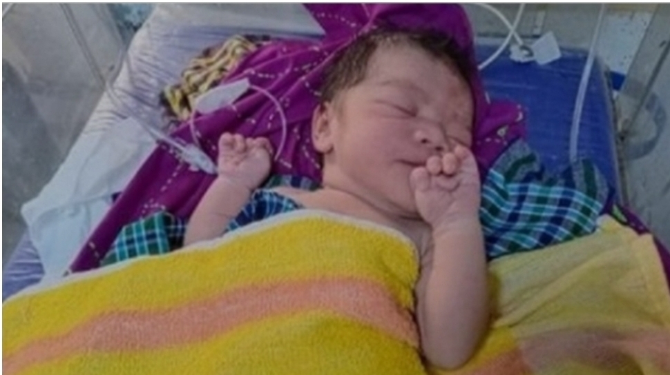 কলেজে অ্যাসাইনমেন্ট দিতে এসে সন্তান প্রসব, নবজাতককে মেঝেতে রেখেই পালালো ছাত্রী